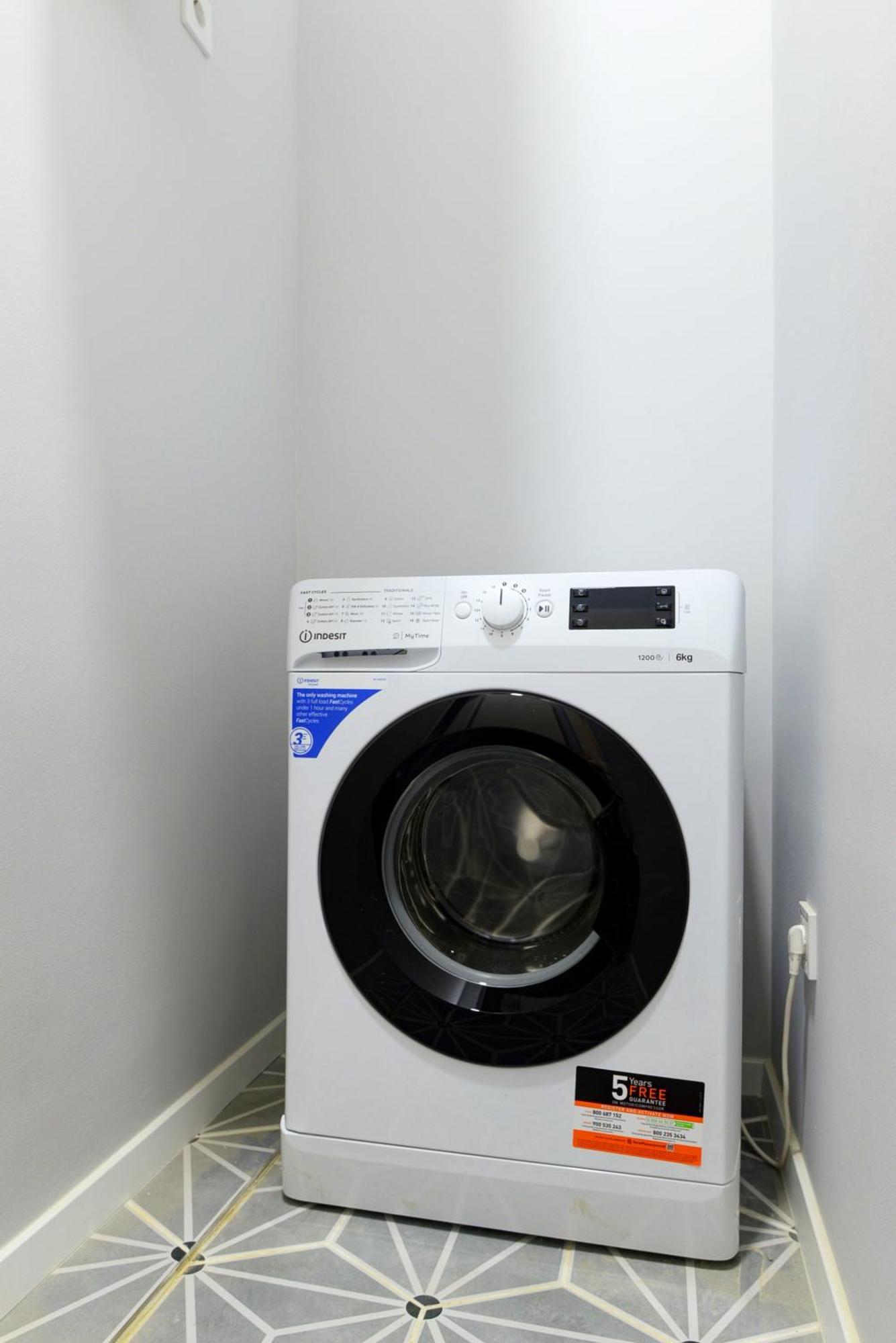 Monochrome Chic Apartments R613 Budapest Ngoại thất bức ảnh